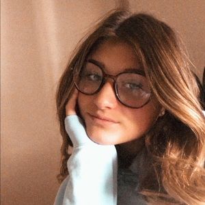 Meet your Posher, Alexandra